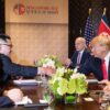 Donald Trump og Kim Jong-Un giver hånd