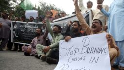 Arkivfoto: Kristne demonstrerer i Peshawar i Pakistan den 17. august 2023 mod angrebene på kirker i Jaranwala. Billedet viser ikke den aktuelle hændelse i Gharial Kalan. Foto: Asianet-Pakistan / Shutterstock.com.