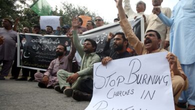 Arkivfoto: Kristne demonstrerer i Peshawar i Pakistan den 17. august 2023 mod angrebene på kirker i Jaranwala. Billedet viser ikke den aktuelle hændelse i Gharial Kalan. Foto: Asianet-Pakistan / Shutterstock.com.