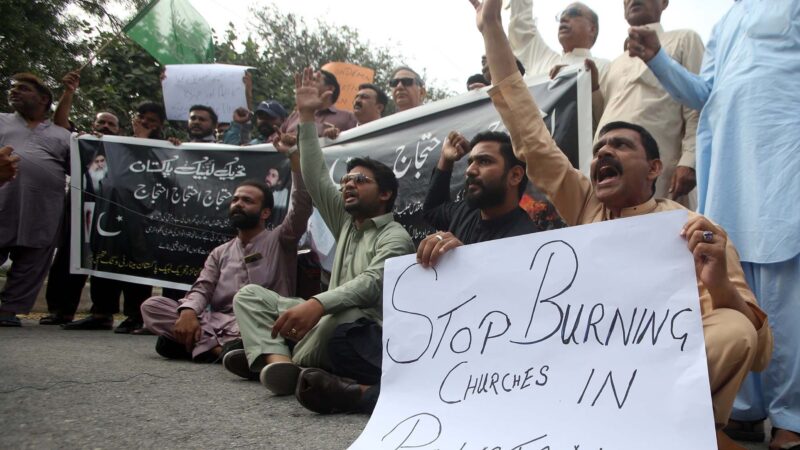 Arkivfoto: Kristne demonstrerer i Peshawar i Pakistan den 17. august 2023 mod angrebene på kirker i Jaranwala. Billedet viser ikke den aktuelle hændelse i Gharial Kalan. Foto: Asianet-Pakistan / Shutterstock.com.